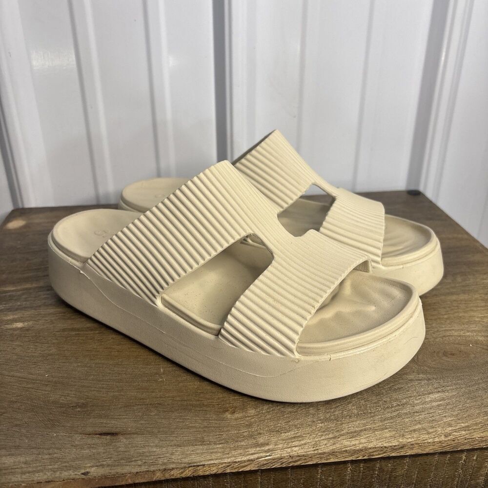 Crocs Women's Getaway Platform H-Strap in the sandstone colorway Size 10